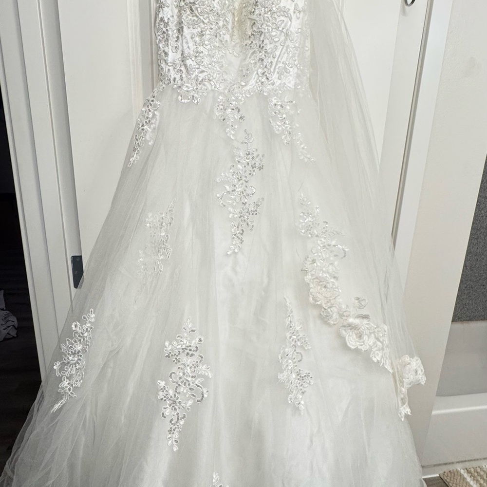 Elegant White Lace Wedding Dress